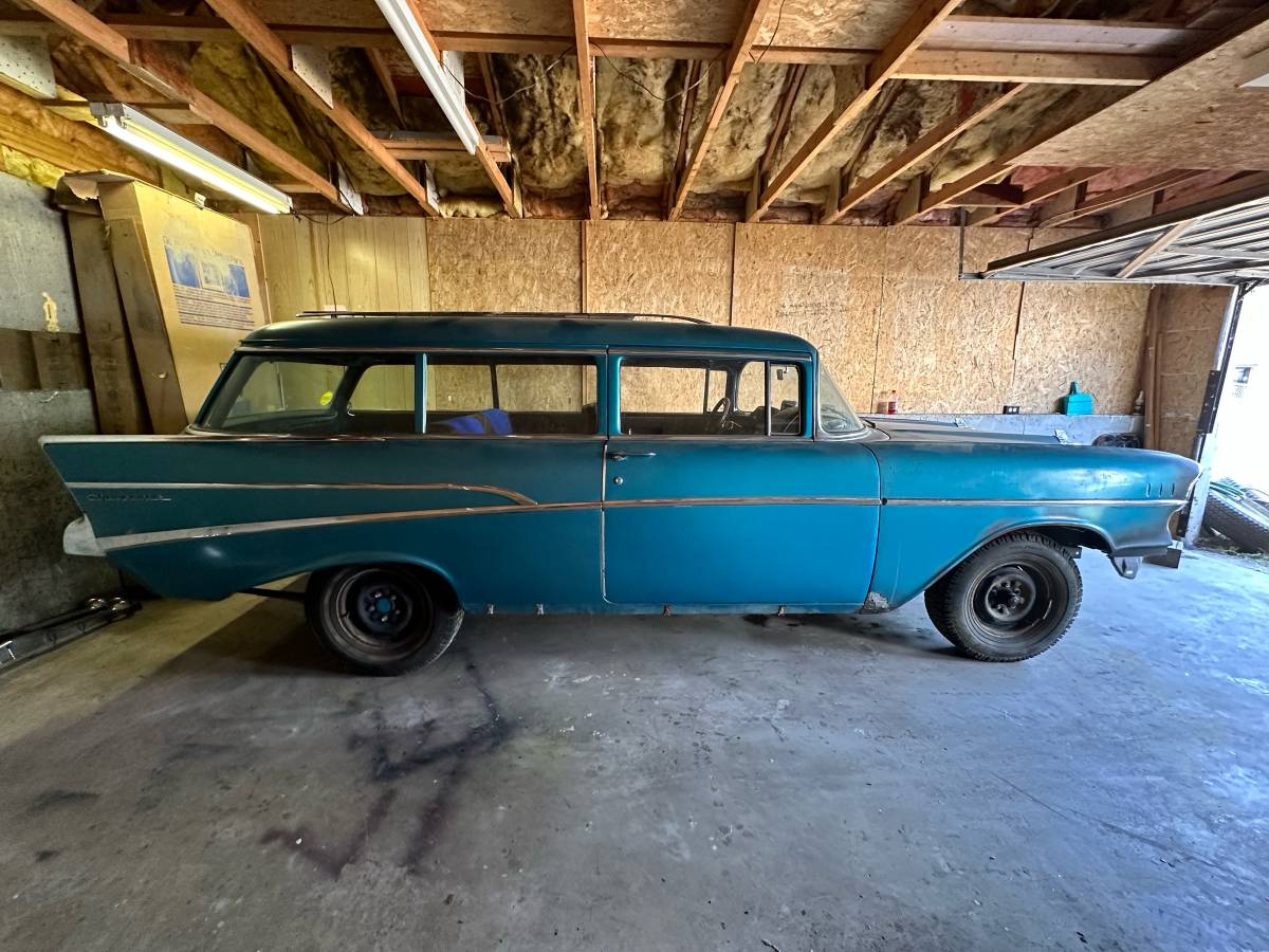Chevrolet-2dr-wagon-1957-blue-12