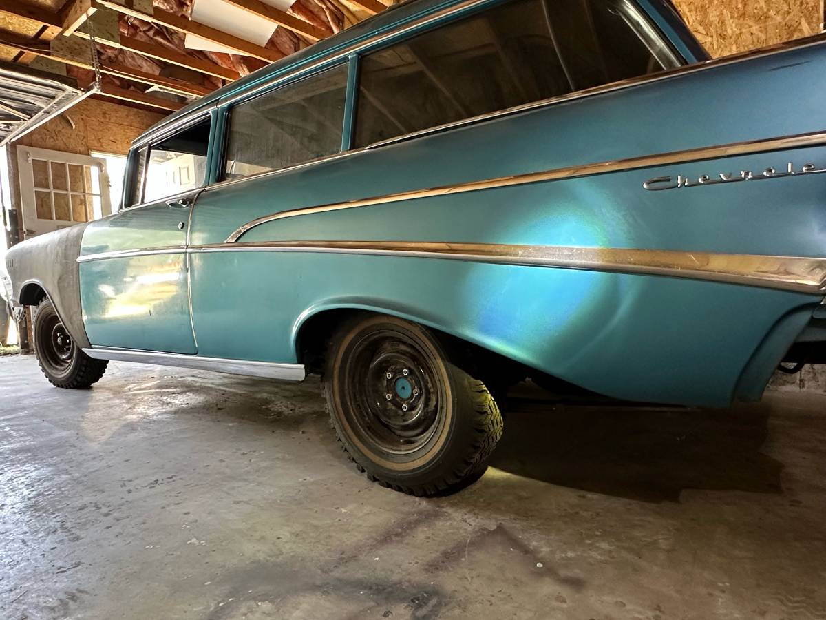 Chevrolet-2dr-wagon-1957-blue-2