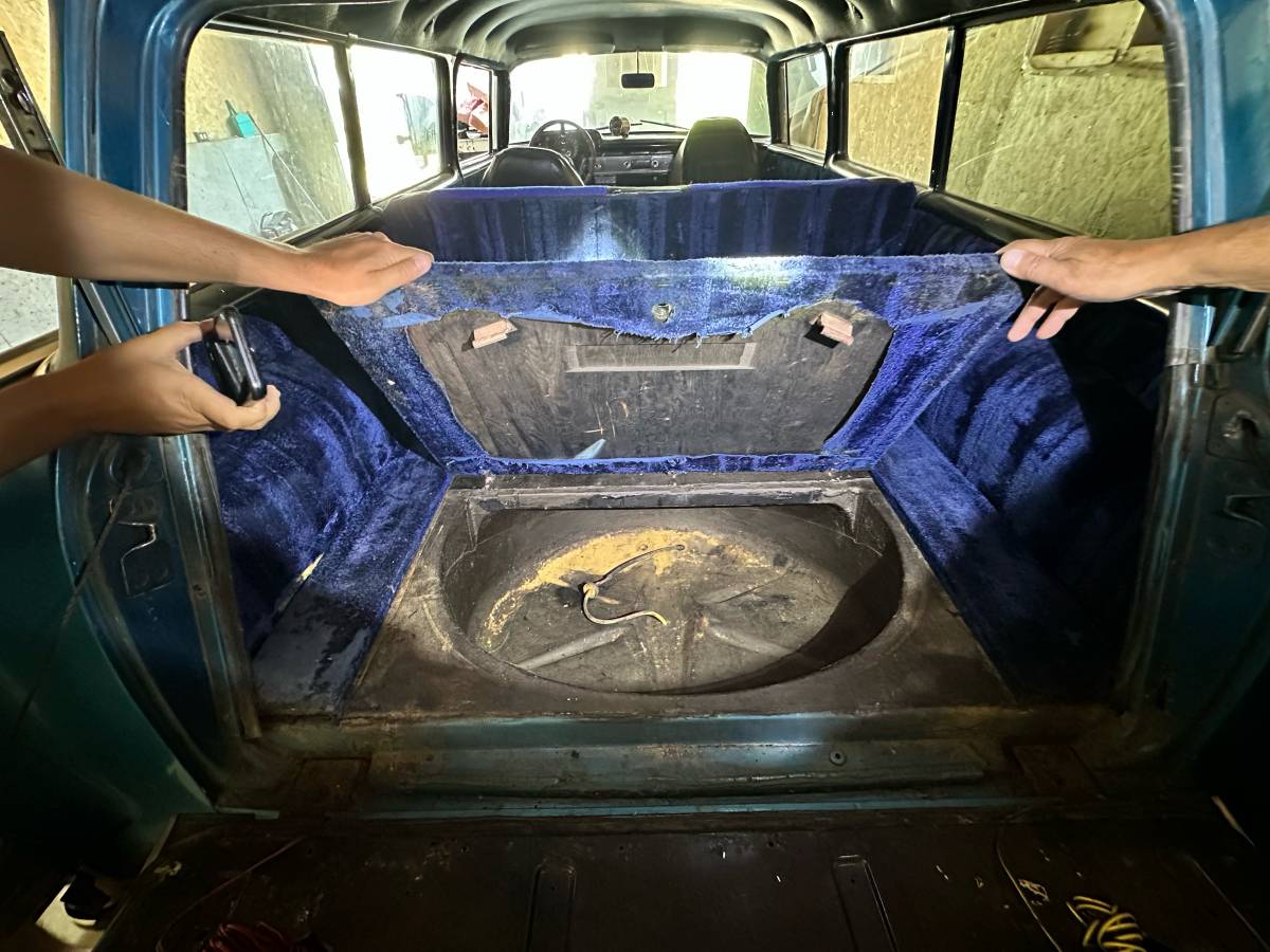 Chevrolet-2dr-wagon-1957-blue-9
