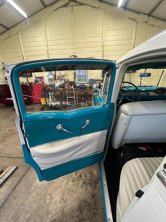 Chevrolet-Bel-air-4-door-1956-custom-10