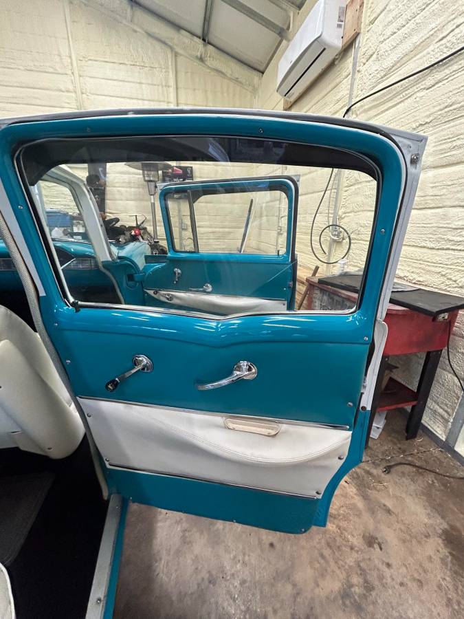 Chevrolet-Bel-air-4-door-1956-custom-8