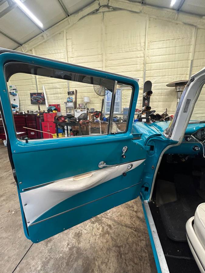 Chevrolet-Bel-air-4-door-1956-custom-9