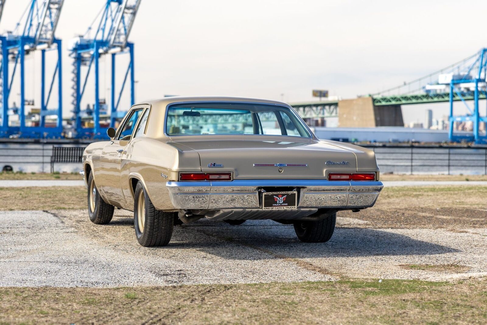 Chevrolet-Biscayne-1966-Coupe-11