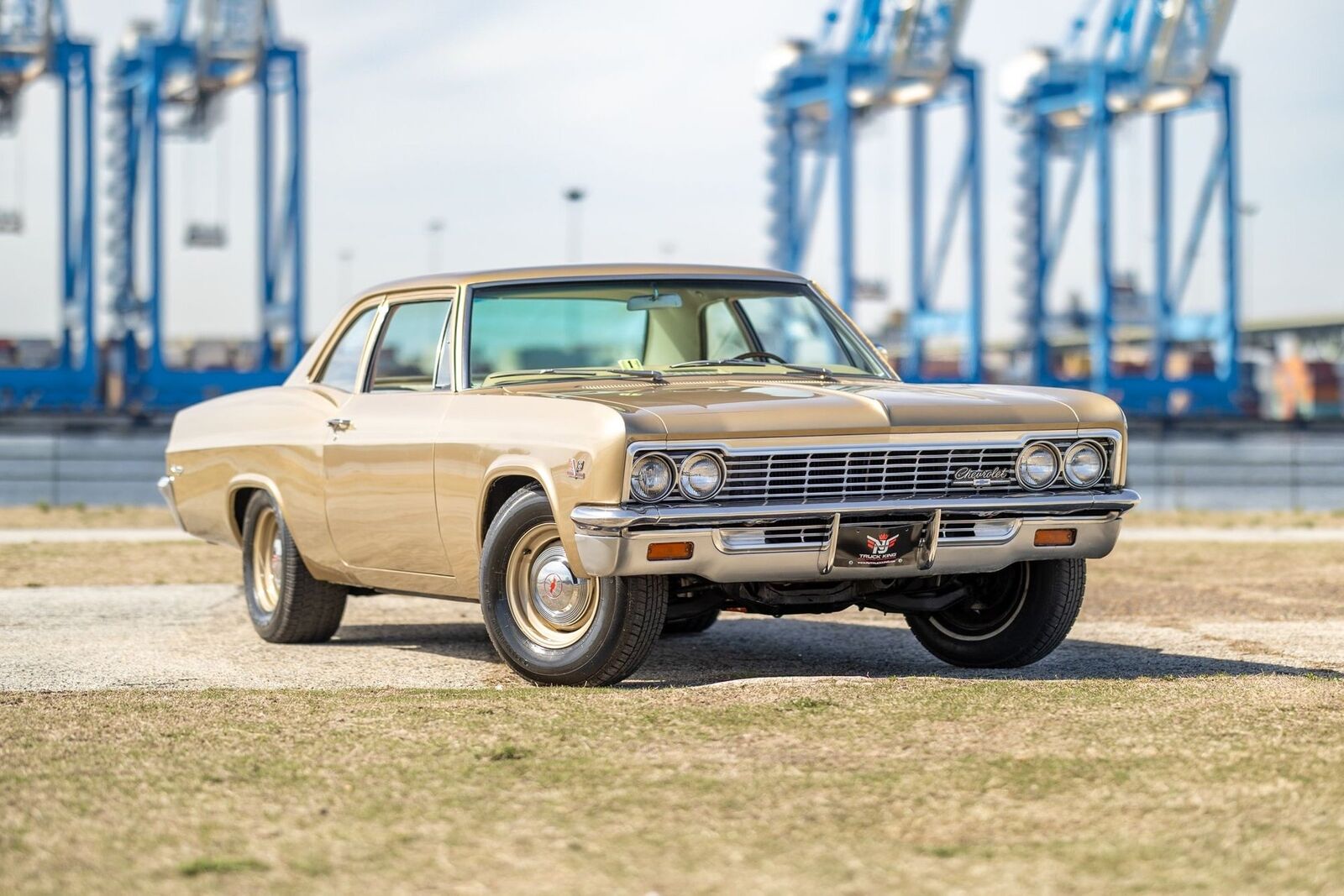 Chevrolet-Biscayne-1966-Coupe-2