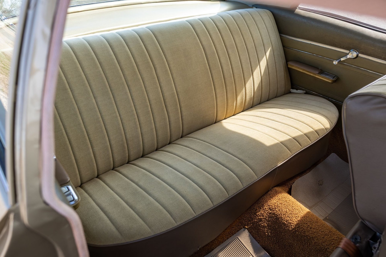 Chevrolet-Biscayne-1966-Coupe-35