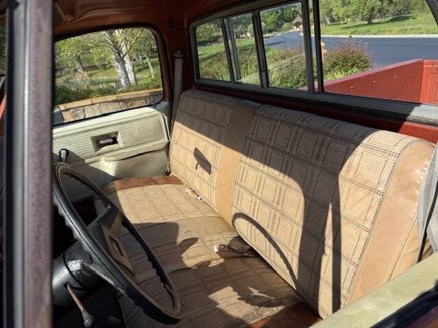 Chevrolet-C-10-custom-deluxe-stepside-1978-red-11