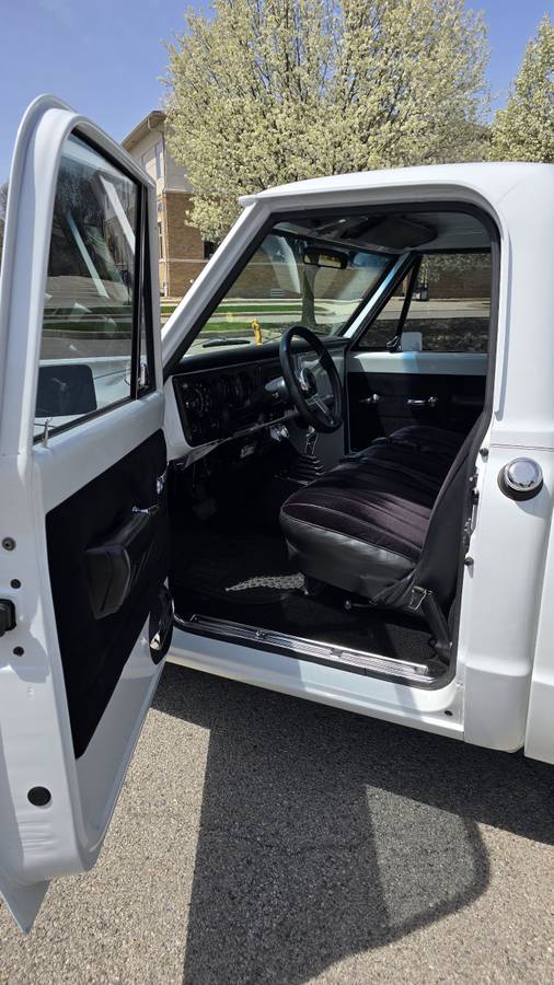 Chevrolet-C10-1968-white-14