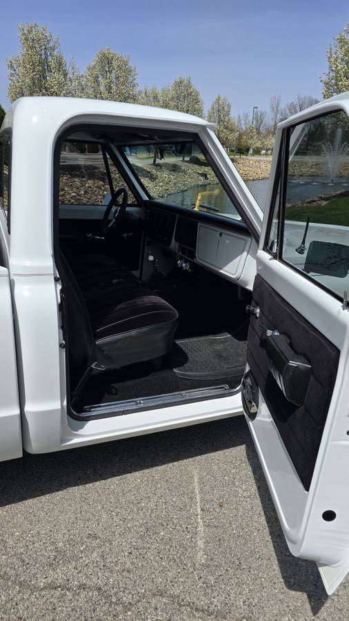 Chevrolet-C10-1968-white-16