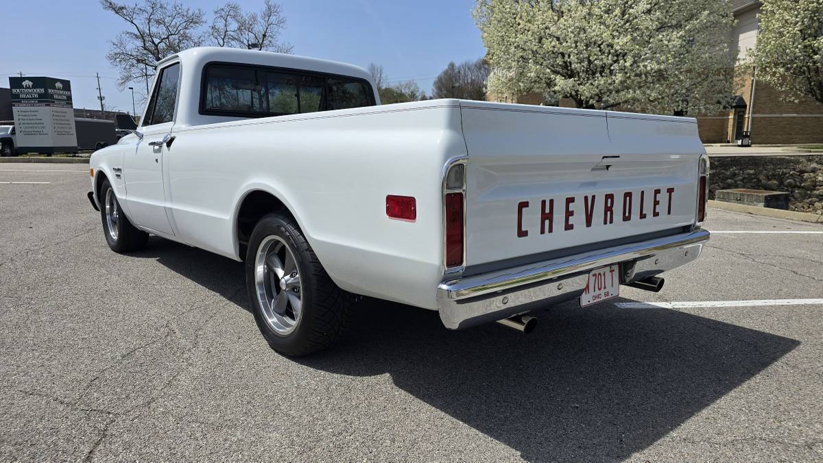 Chevrolet-C10-1968-white-3