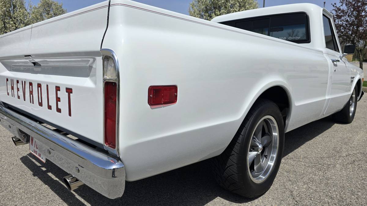 Chevrolet-C10-1968-white-5