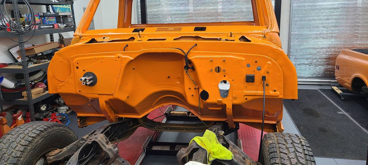 Chevrolet-C10-1972-orange-10