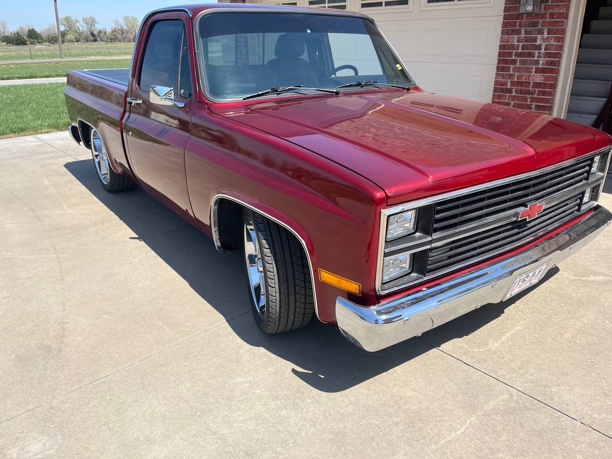Chevrolet-C10-1985-custom-1