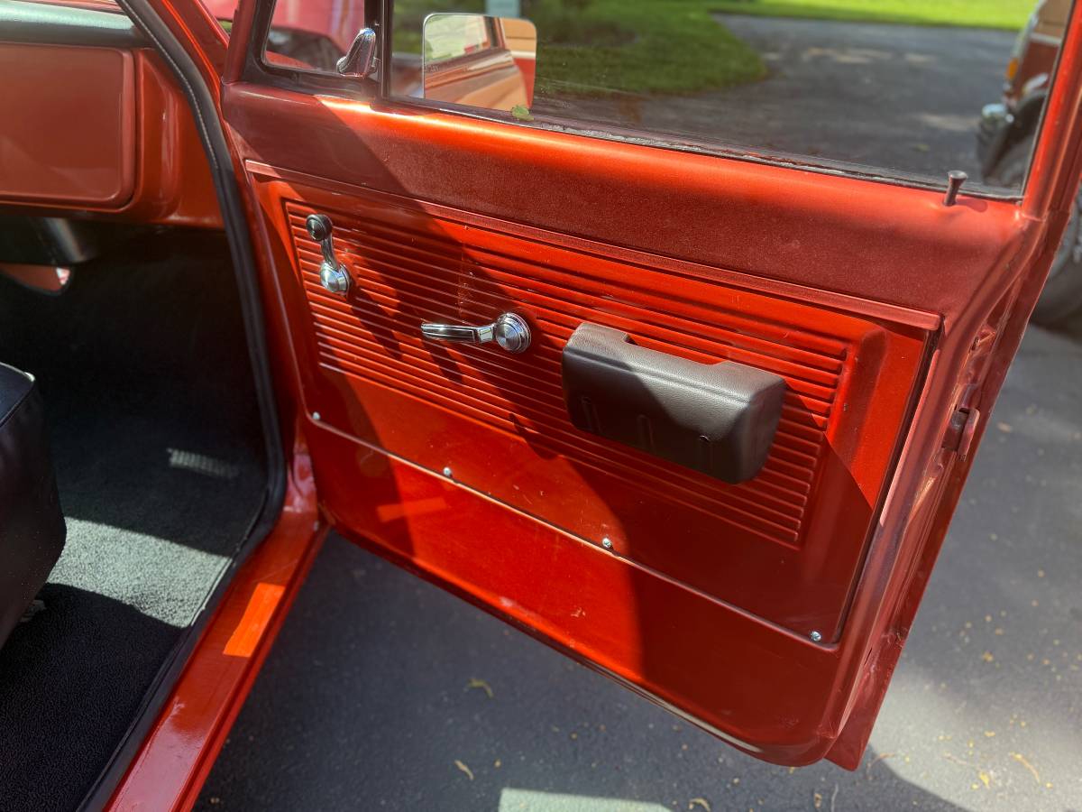 Chevrolet-C10-short-bed-1969-orange-4