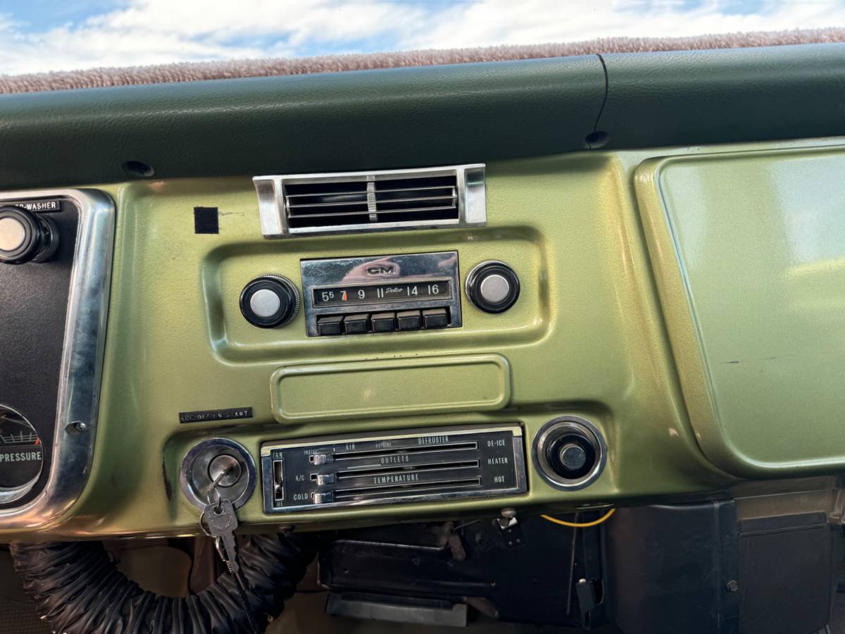 Chevrolet-C20-1972-green-13