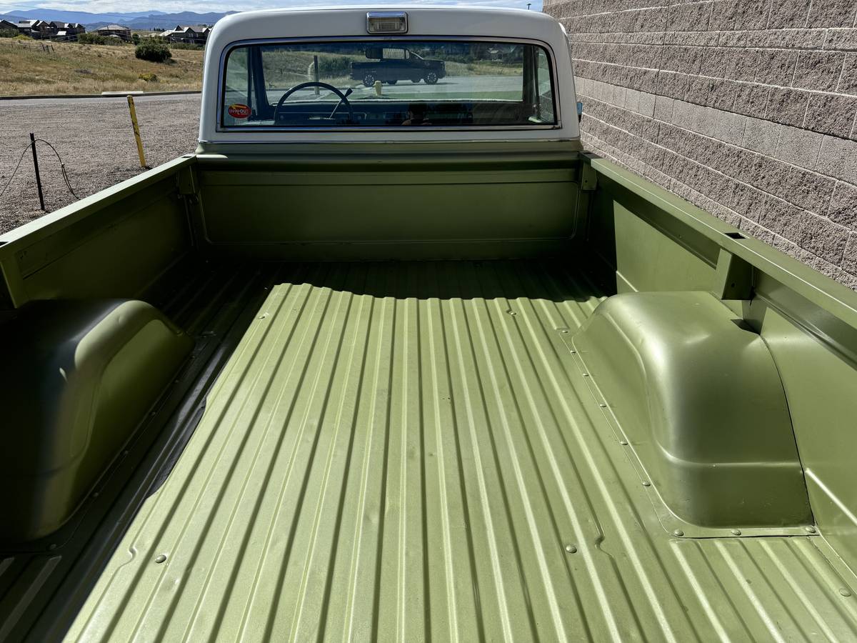 Chevrolet-C20-1972-green-8