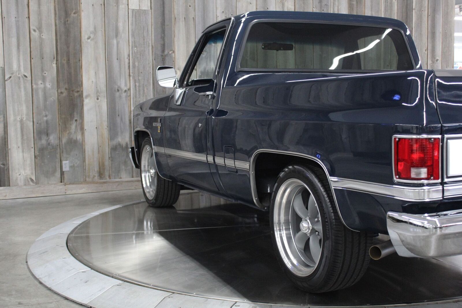 Chevrolet-CK-Pickup-1986-Beautiful-RestoMod-10