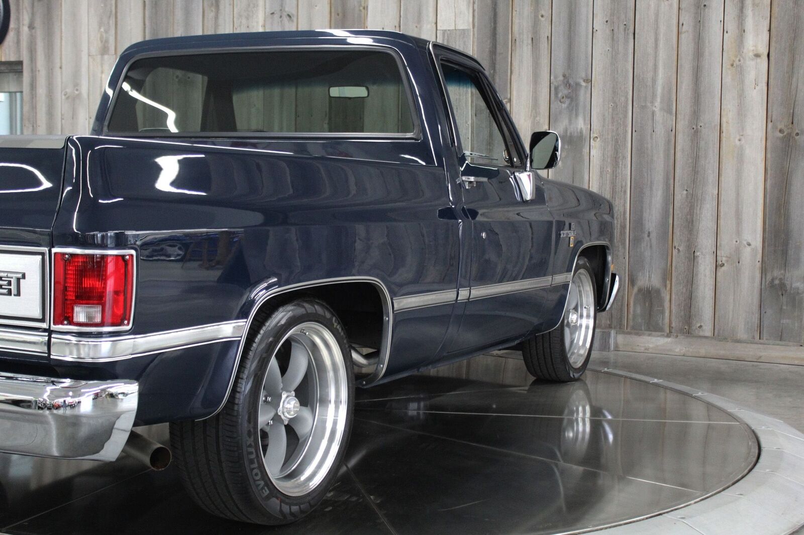 Chevrolet-CK-Pickup-1986-Beautiful-RestoMod-11