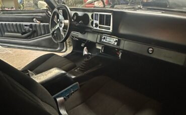 Chevrolet-Camaro-1981-18