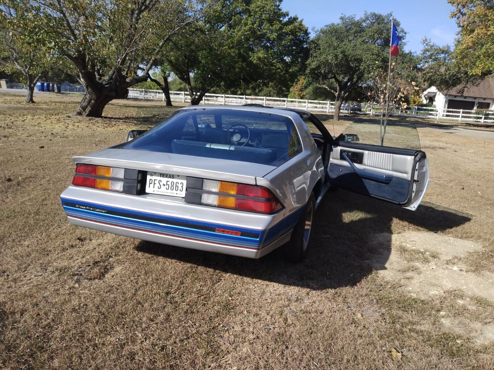 Chevrolet-Camaro-1982-Coupe-21