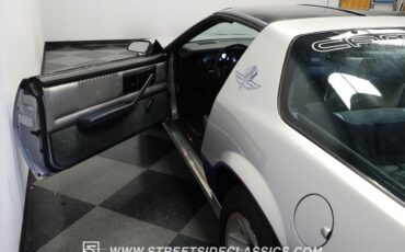 Chevrolet-Camaro-1982-Coupe-32