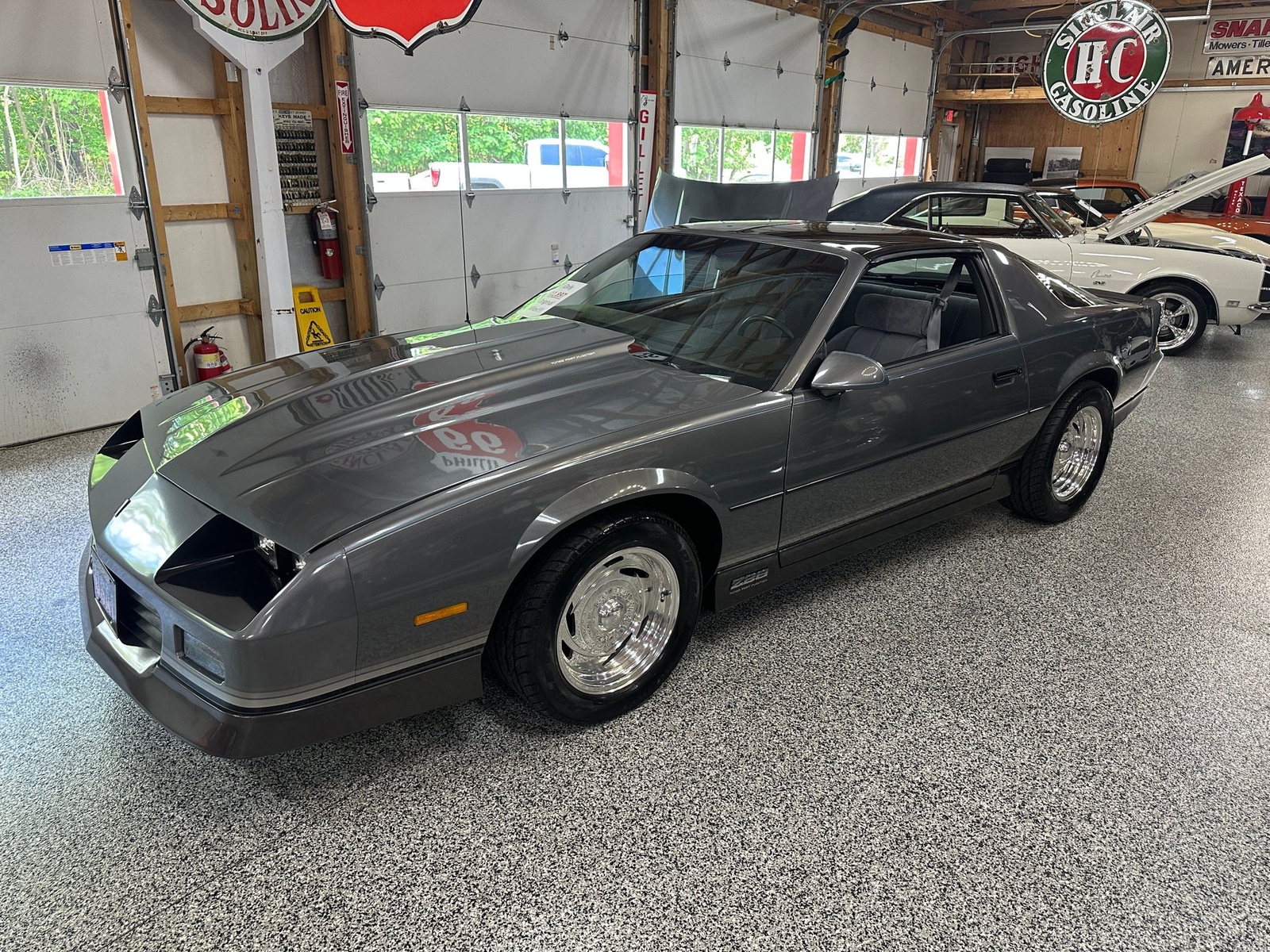Chevrolet-Camaro-1985-Coupe-1
