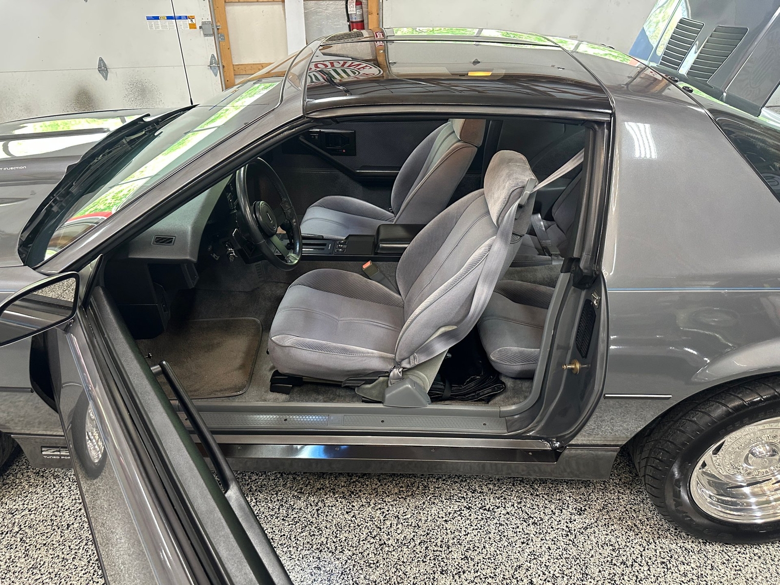 Chevrolet-Camaro-1985-Coupe-13