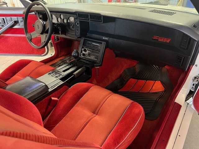 Chevrolet-Camaro-1985-Coupe-15