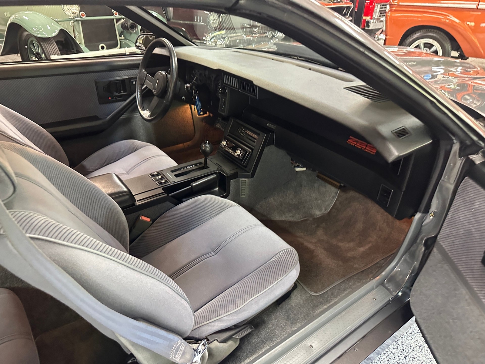 Chevrolet-Camaro-1985-Coupe-15