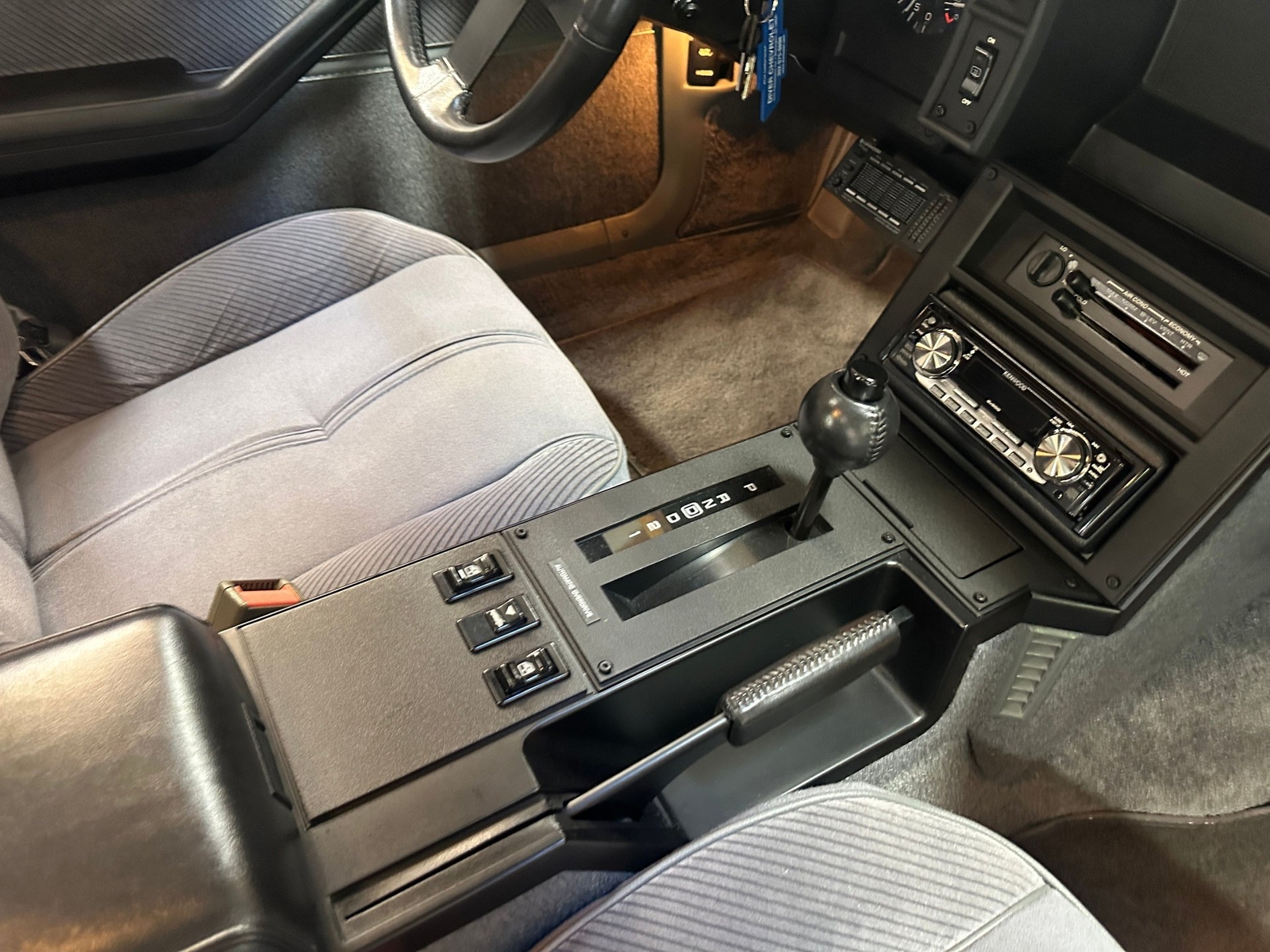 Chevrolet-Camaro-1985-Coupe-16