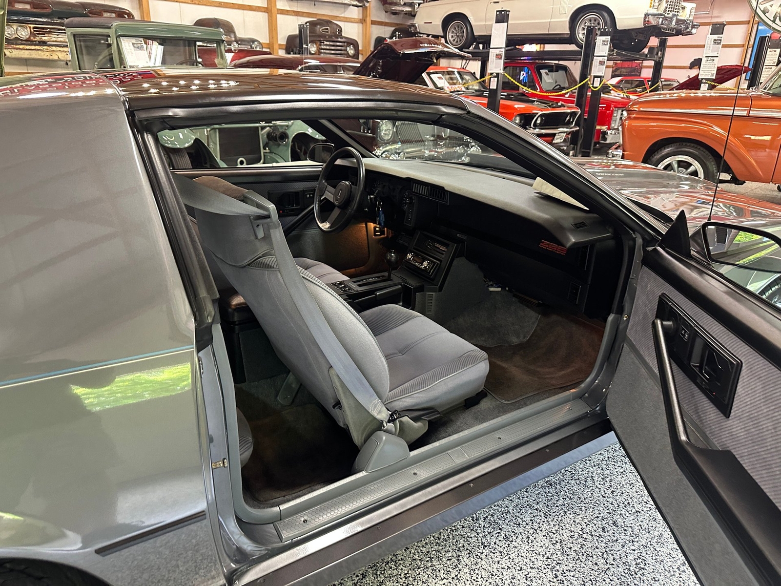 Chevrolet-Camaro-1985-Coupe-23