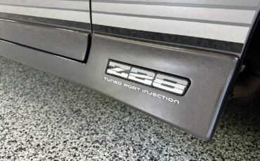 Chevrolet-Camaro-1985-Coupe-3