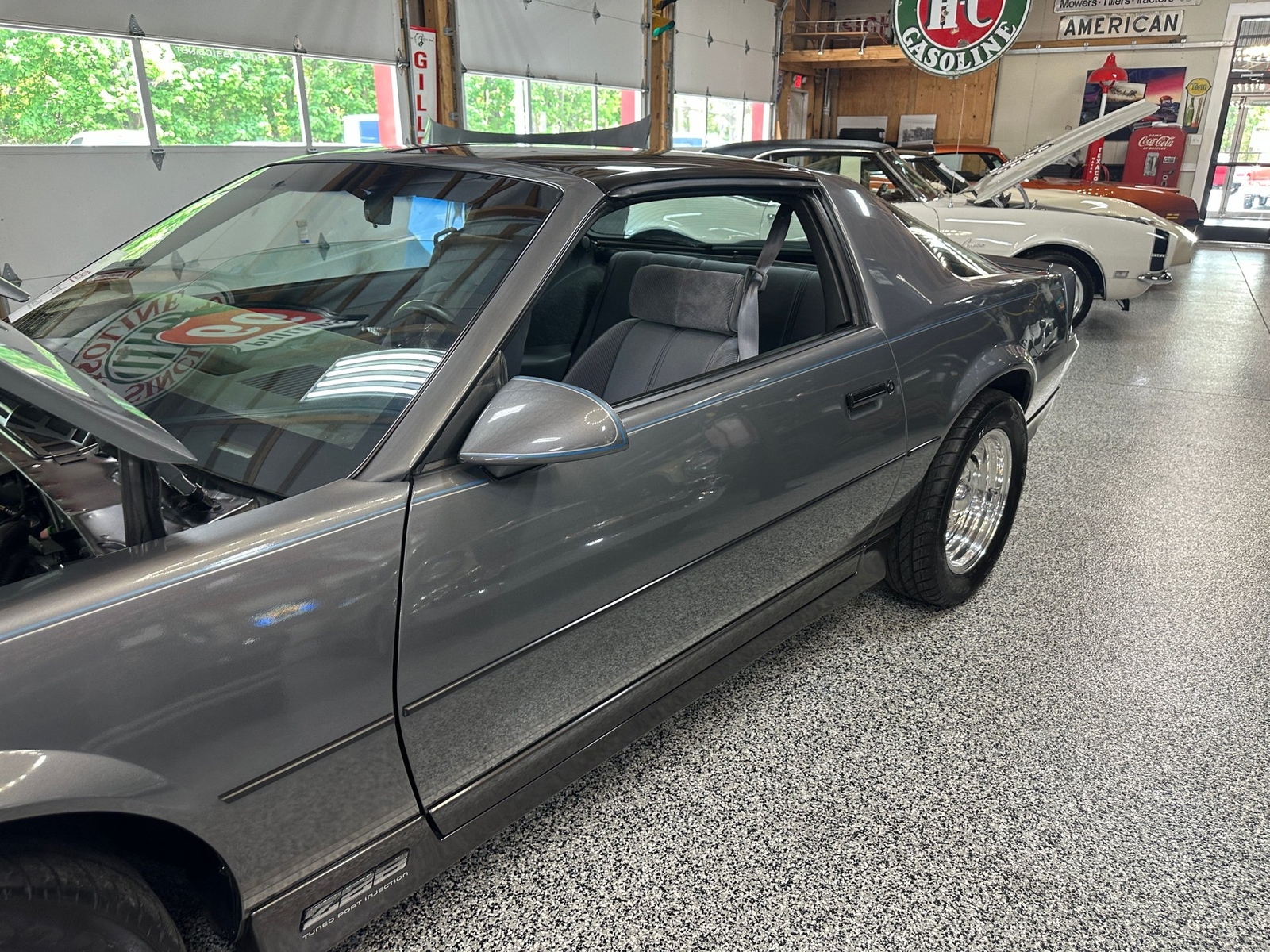 Chevrolet-Camaro-1985-Coupe-37