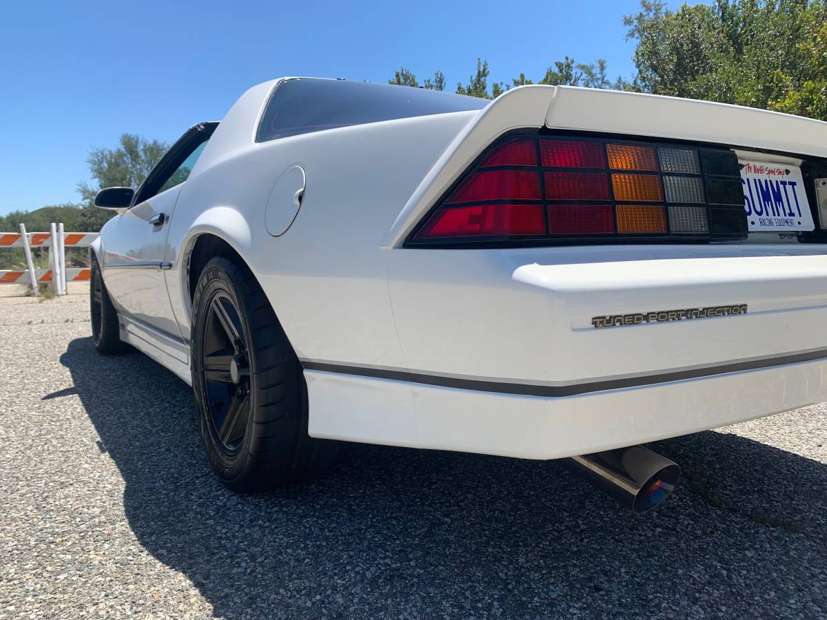 Chevrolet-Camaro-iroc-z28-1985-10