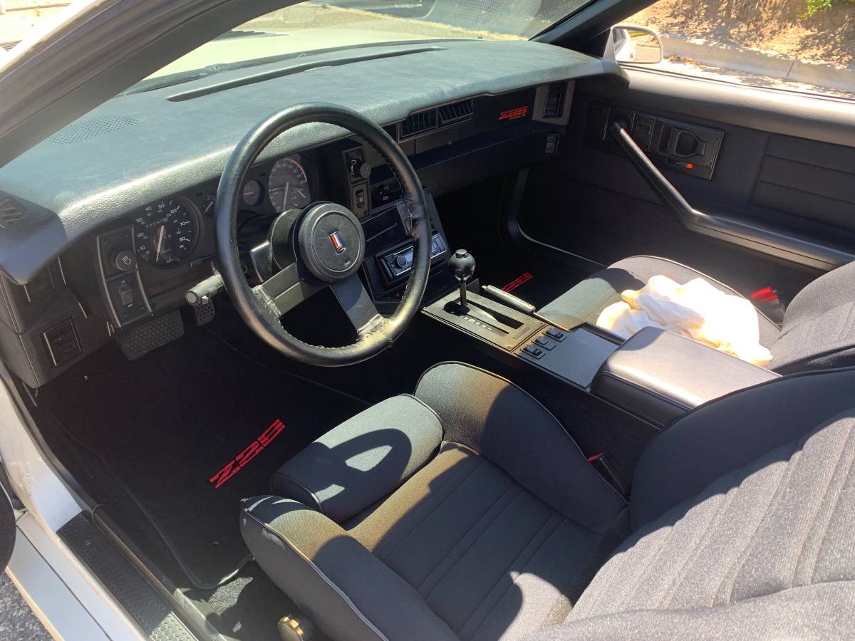 Chevrolet-Camaro-iroc-z28-1985-13