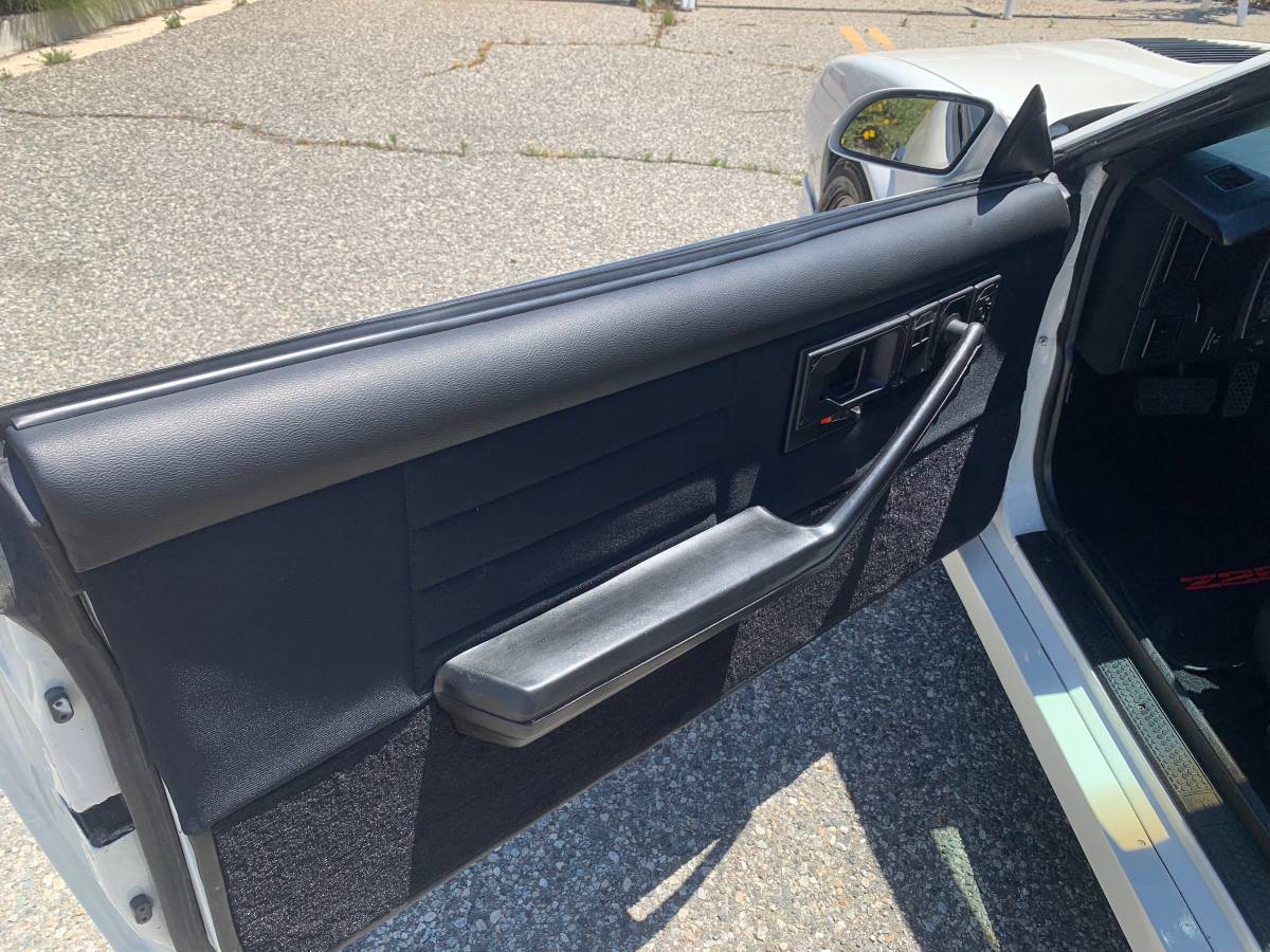 Chevrolet-Camaro-iroc-z28-1985-14