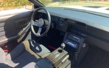 Chevrolet-Camaro-iroc-z28-1985-15