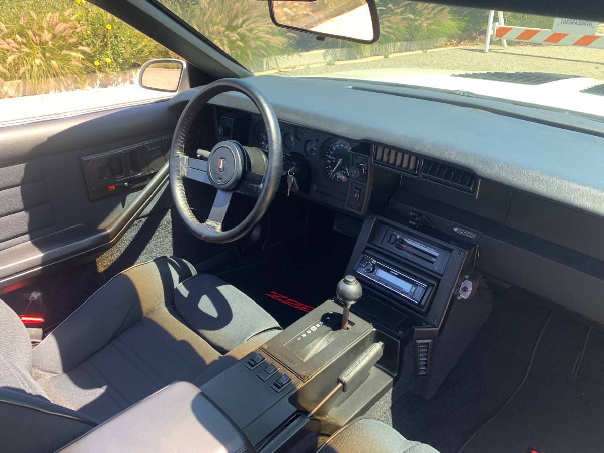 Chevrolet-Camaro-iroc-z28-1985-15