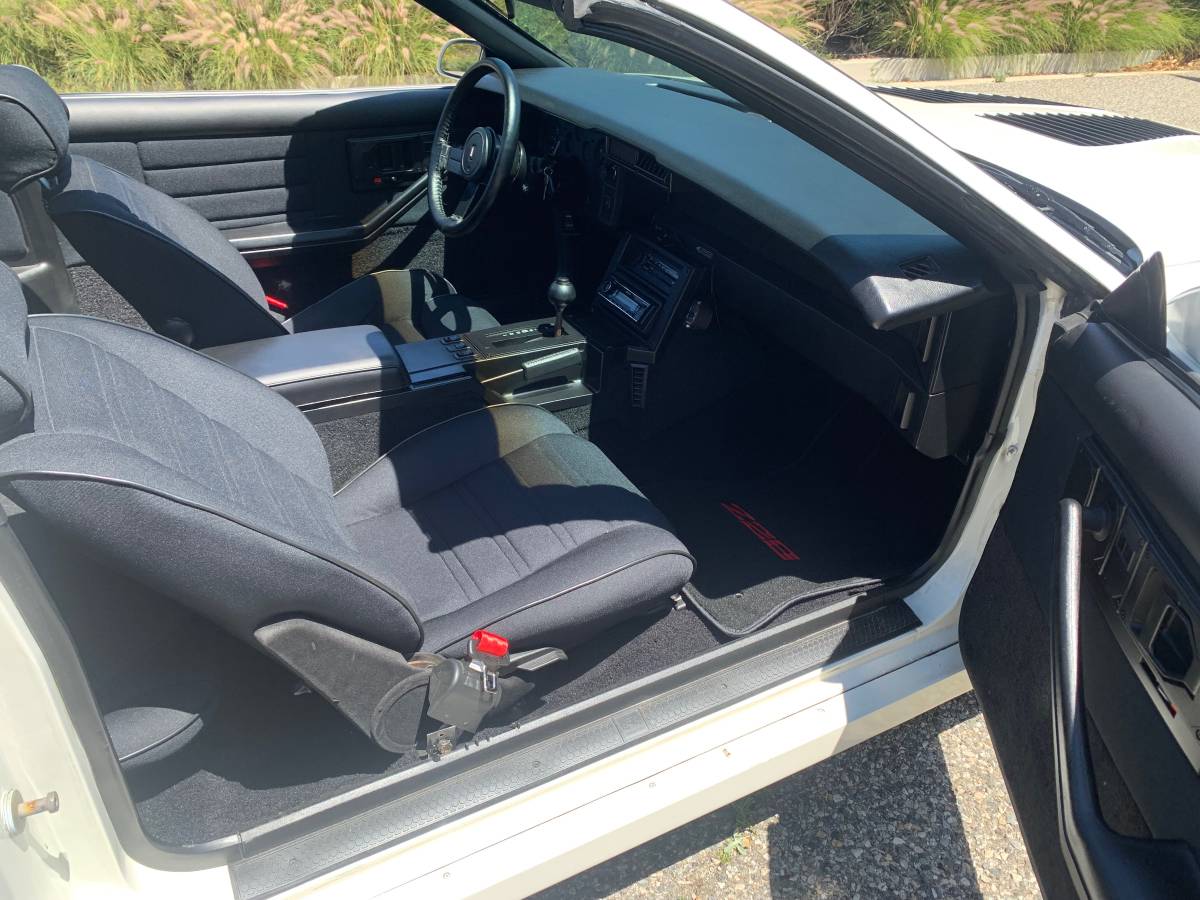 Chevrolet-Camaro-iroc-z28-1985-17