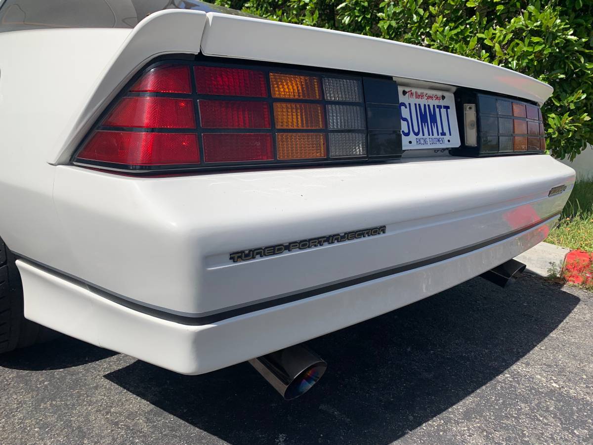 Chevrolet-Camaro-iroc-z28-1985-3