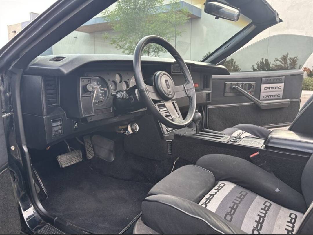 Chevrolet-Camaro-z28-iroc-z-1985-grey-1