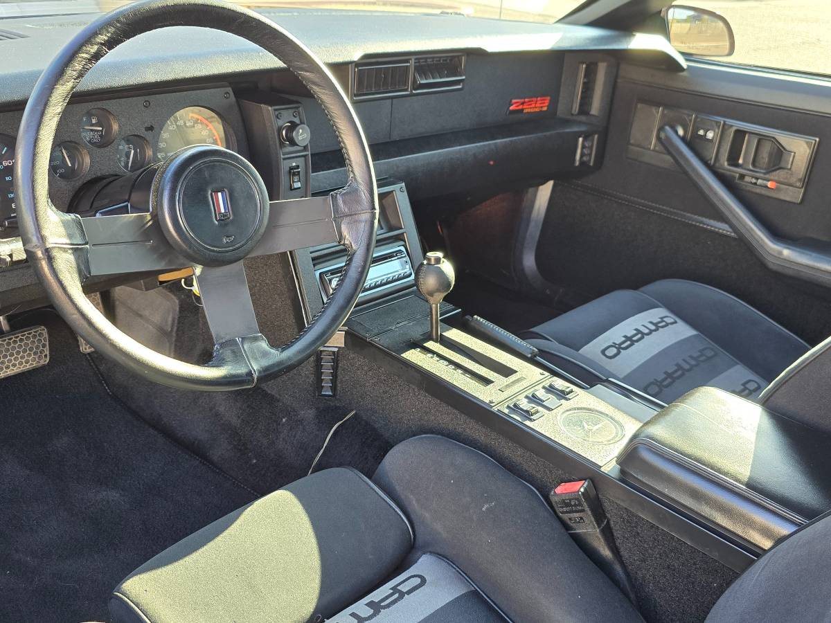 Chevrolet-Camaro-z28-iroc-z-1985-grey-12