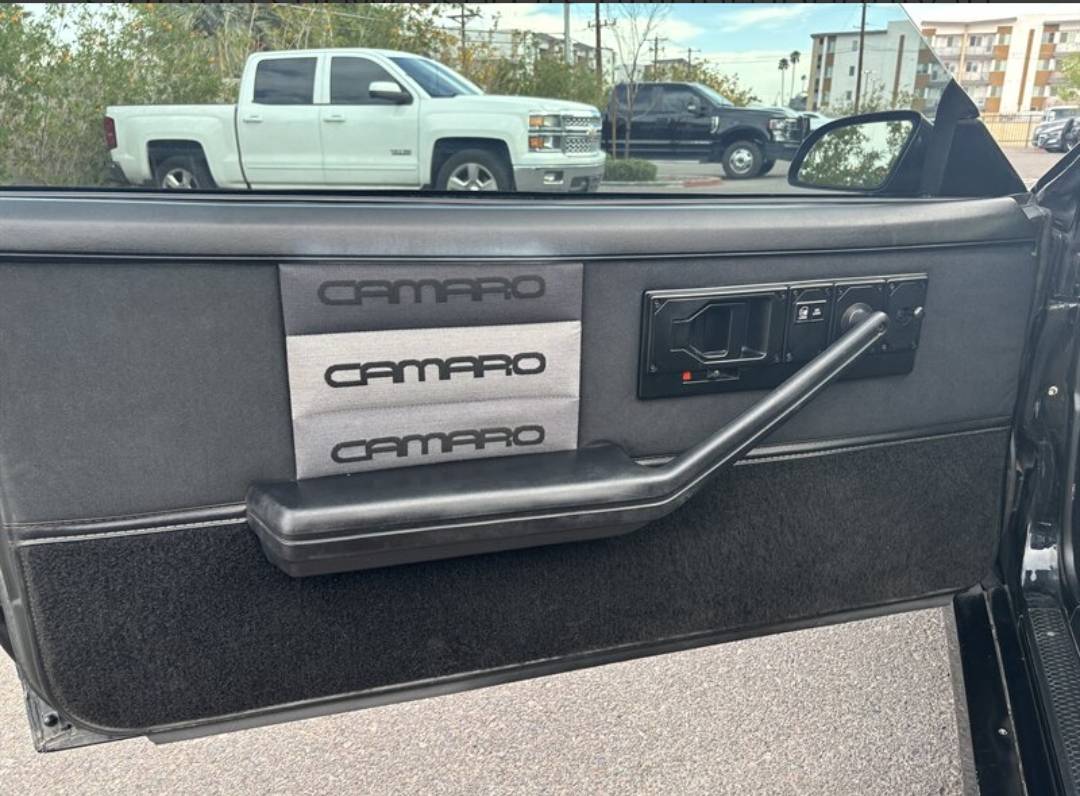 Chevrolet-Camaro-z28-iroc-z-1985-grey-15