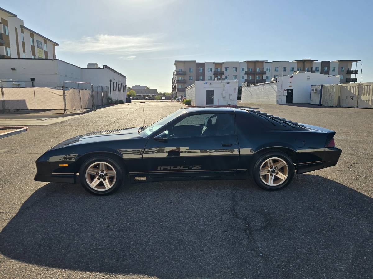 Chevrolet-Camaro-z28-iroc-z-1985-grey-3