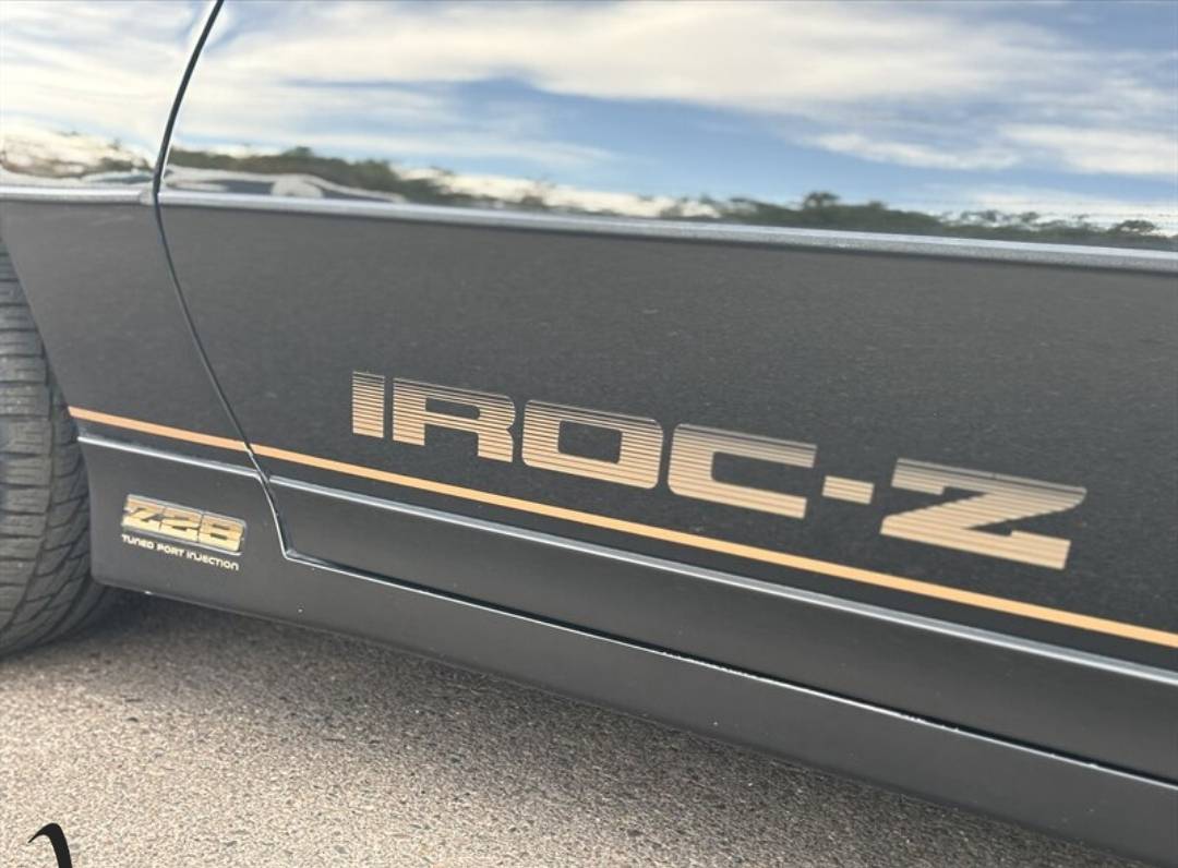Chevrolet-Camaro-z28-iroc-z-1985-grey-8