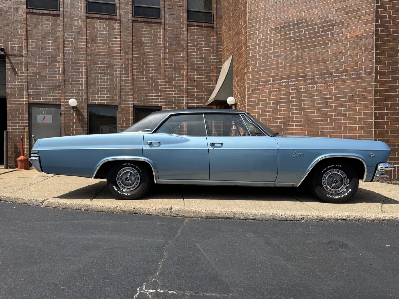 Chevrolet-Caprice-1965-Sedan-12