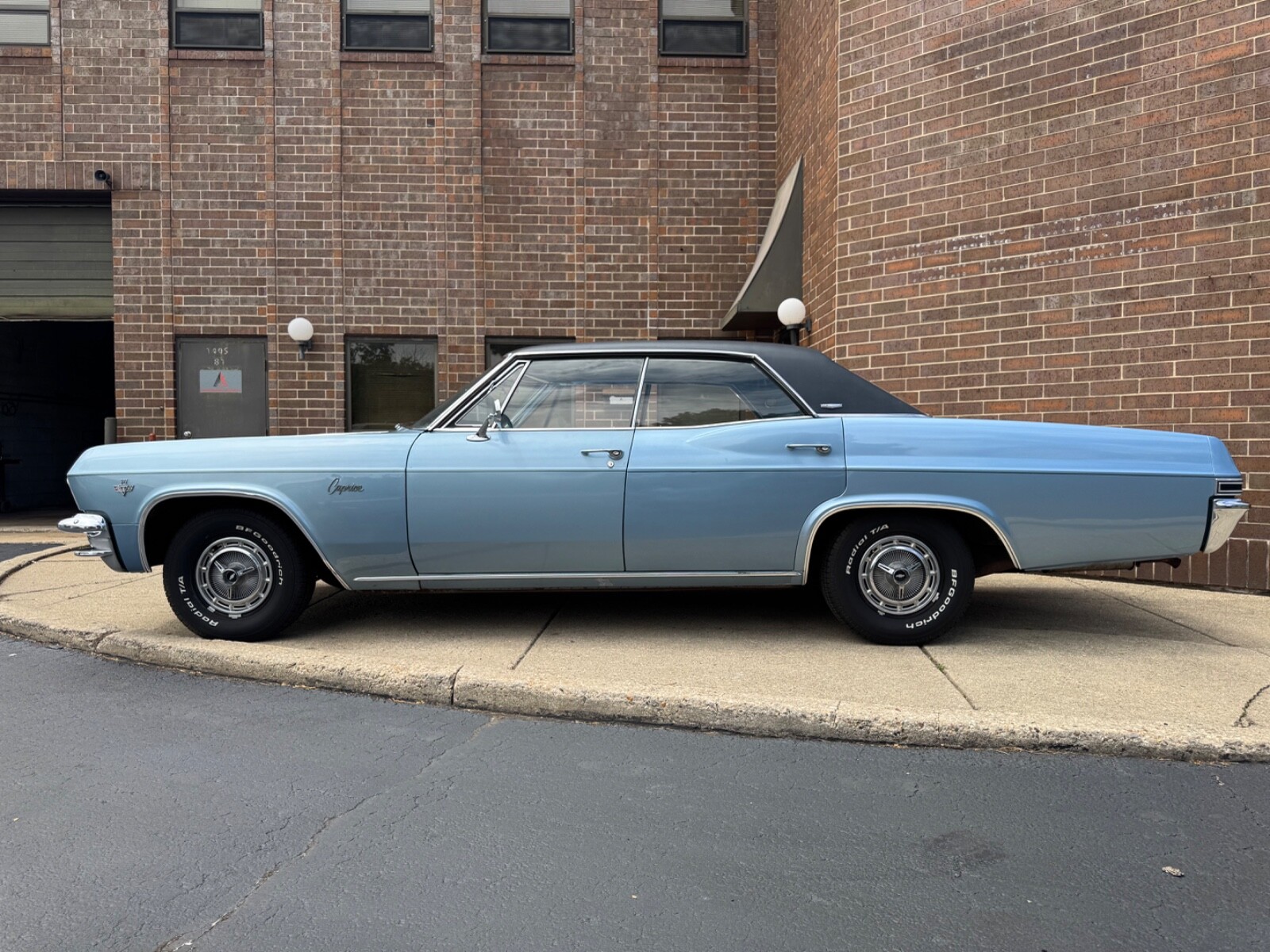 Chevrolet-Caprice-1965-Sedan-2