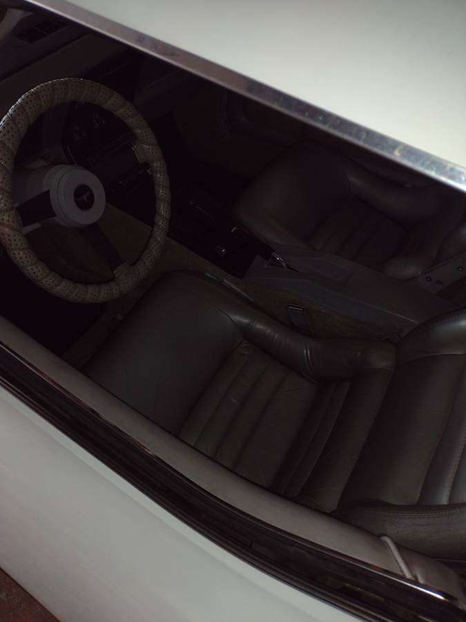 Chevrolet-Cor-1981-white-3