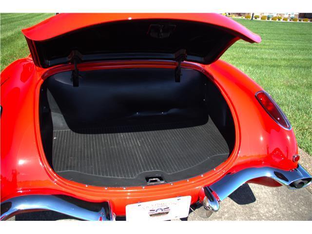 Chevrolet-Corvette-1960-Convertible-9
