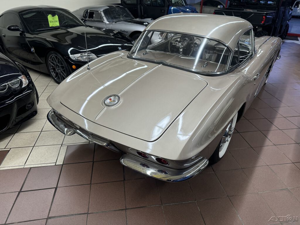 Chevrolet-Corvette-1961-10