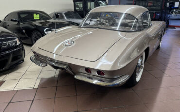 Chevrolet-Corvette-1961-11